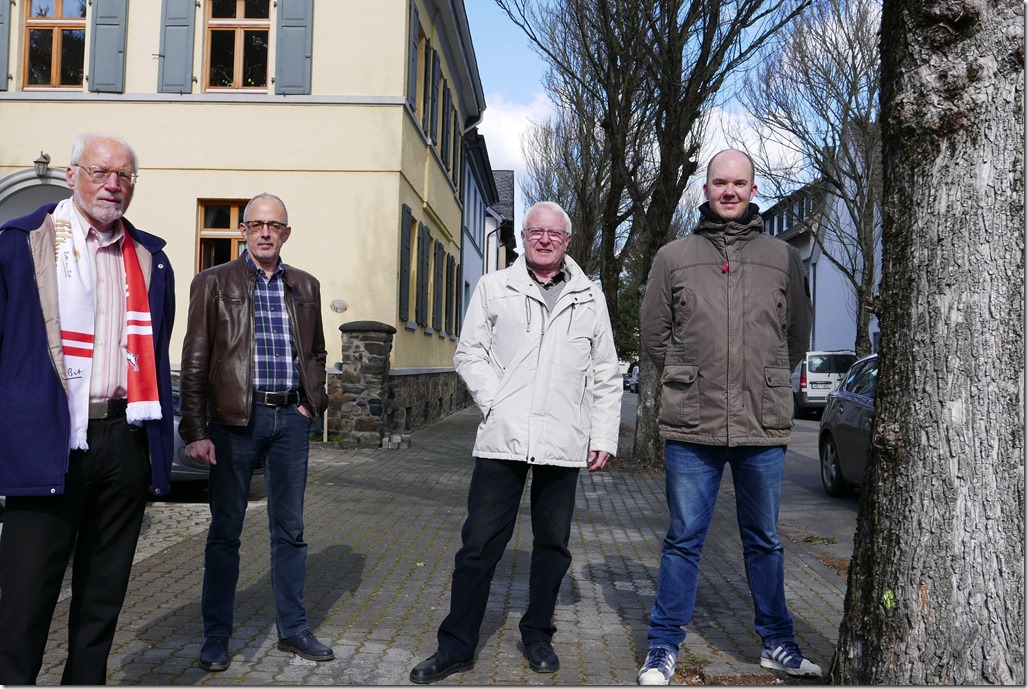 Machten sich ein Bild vom nicht mehr gesperrten Bürgersteig. Mitglieder des CDU Ortsvorstandes (vlnr) Romed Heinrich Kaufhold, Wolfgang Hardt, Gerhard Neumann sowie Stefan Busch. Foto: Gerhard Neumann Machten sich ein Bild vom nicht mehr gesperrten Bürgersteig. Mitglieder des CDU Ortsvorstandes (vlnr) Romed Heinrich Kaufhold, Wolfgang Hardt, Gerhard Neumann sowie Stefan Busch. Foto: Gerhard Neumann