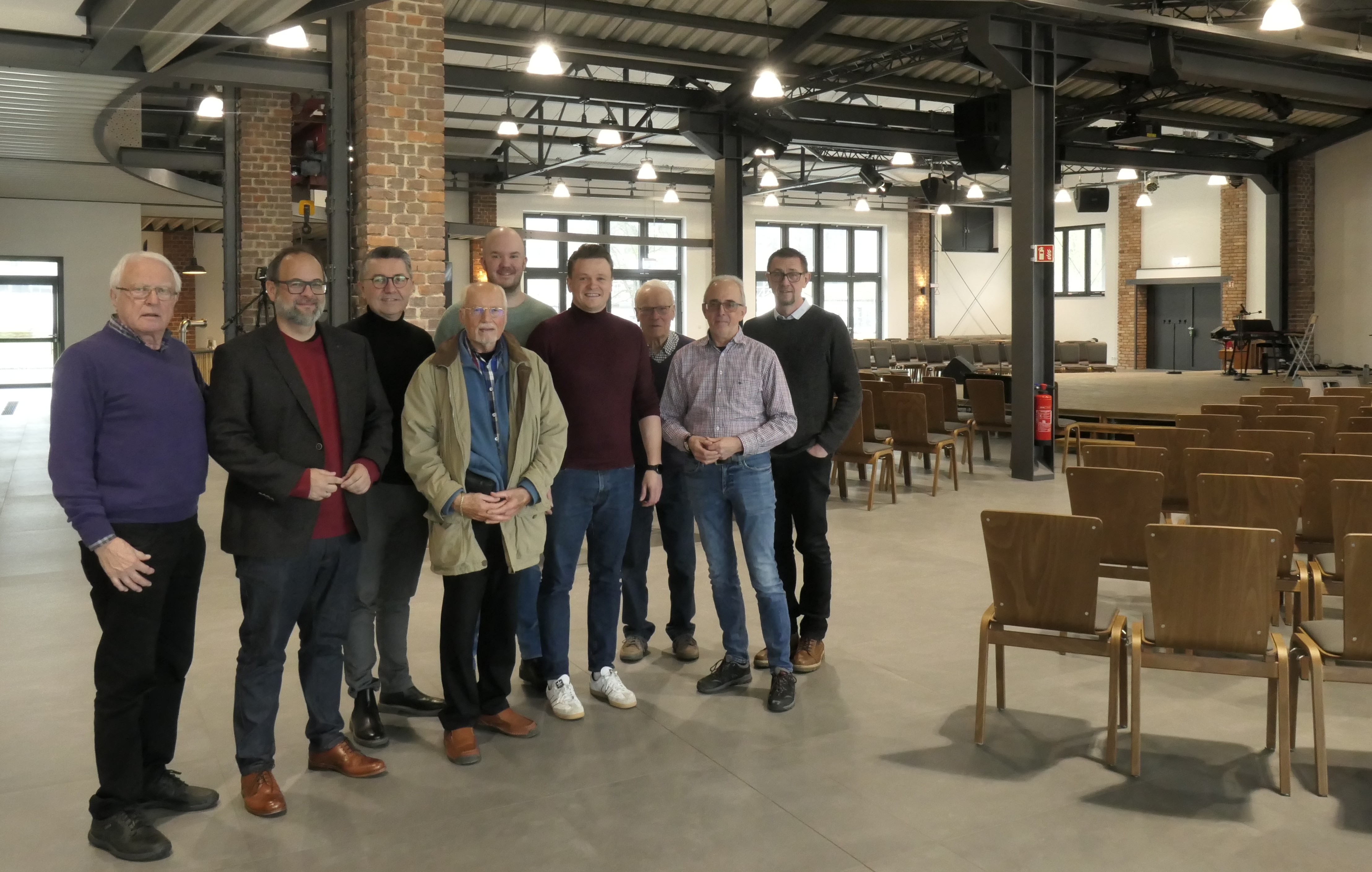 Das Gemeindezentrum der Ev. Freikirche besichtigt:
Gerhard Neumann, Jan Petry, Pastor Klaus Kunke, Romed H. Kaufhold, Stefan Busch, Pastor Waldemar Rogalsky, Erich Boden Wolfgang Hardt und Pastor Viktor Repsch.
Foto: Gerhard Neumann