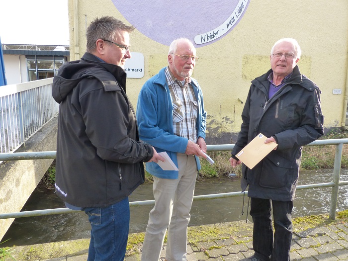 Kein Einwurf an dieser Stelle, so demonstrieren die Vorstandsmitglieder Frank Grandke, Romed H. Kaufhold und Gerhard Neumann, in der Aubachstraße das Fehlen des bisherigen Briefkastens. Kein Einwurf an dieser Stelle, so demonstrieren die Vorstandsmitglieder Frank Grandke, Romed H. Kaufhold und Gerhard Neumann, in der Aubachstraße das Fehlen des bisherigen Briefkastens.